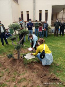 109 colocando la placa homenaje
